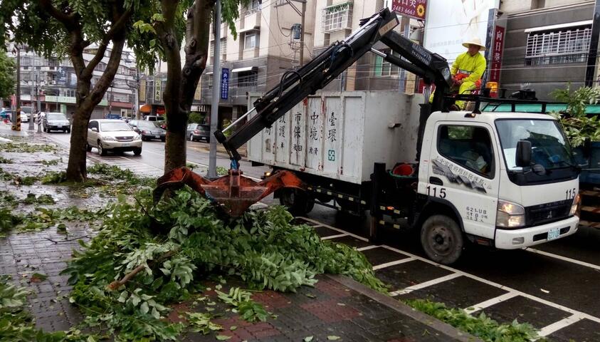 梅姬颱風災後 中市清潔隊全員出動 力求24小時內恢復市容