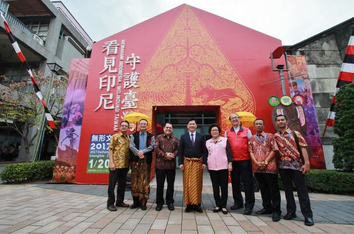 「看见印尼．守护台湾」展览台中登场 林市长身着印尼「纱龙」看展