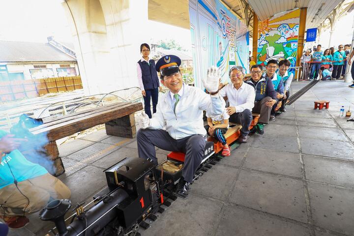 台中車站百年慶鐵道音樂會登場 林市長駕駛蒸汽小火車巡禮回顧