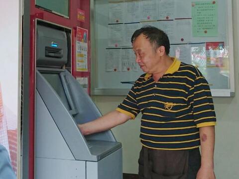 建国市场消费人潮多 市府引进ATM便利民众与摊商