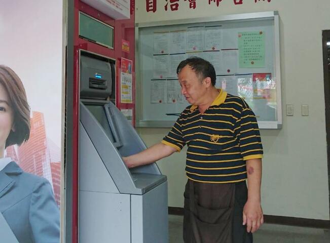 建國市場消費人潮多 市府引進ATM便利民眾與攤商