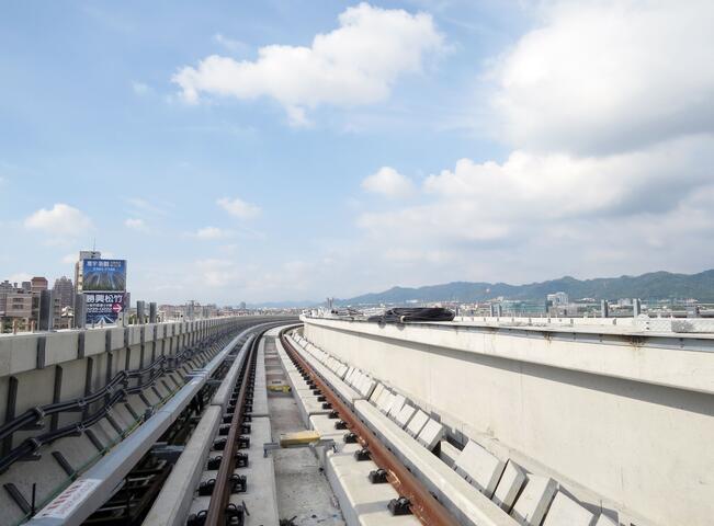 中市捷運綠線軌道全線鋪設完成 暑假將看見電聯車奔馳測試