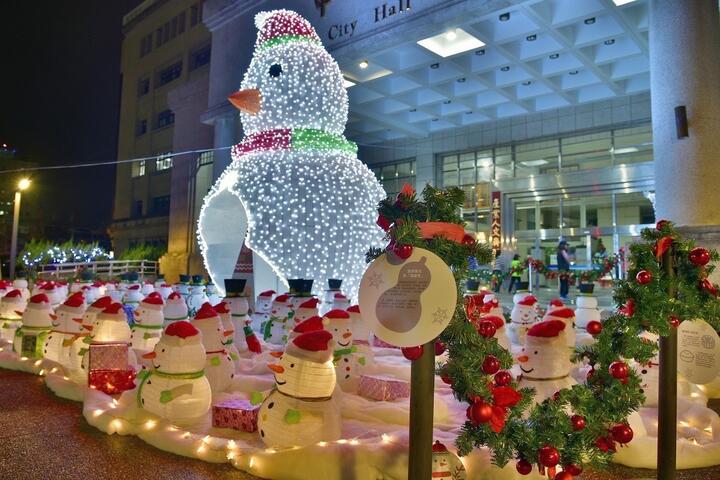 陽明市政大樓5公尺大雪人驚喜現身-創造-豐慶耶誕-雪境樂園