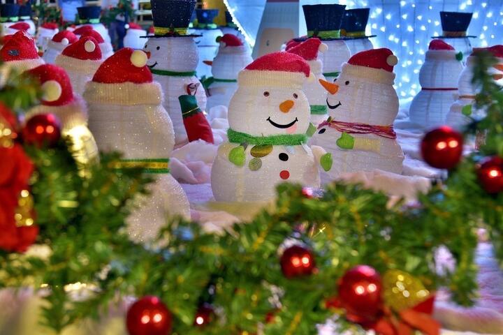 這次節慶佈置以-豐慶耶誕-雪境樂園-為主題-打造大雪人迎賓燈組並圍繞著立體迎賓小雪人與模擬雪景
