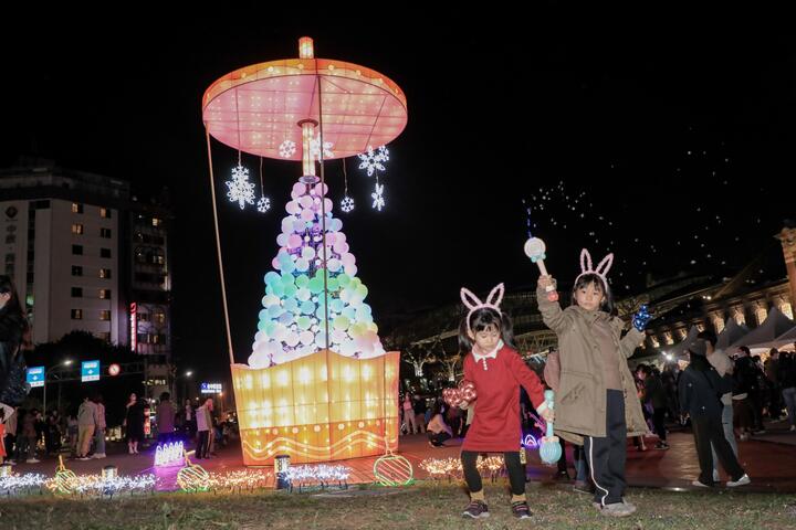 盧市長今晚點亮全台唯一巨型珍奶耶誕樹