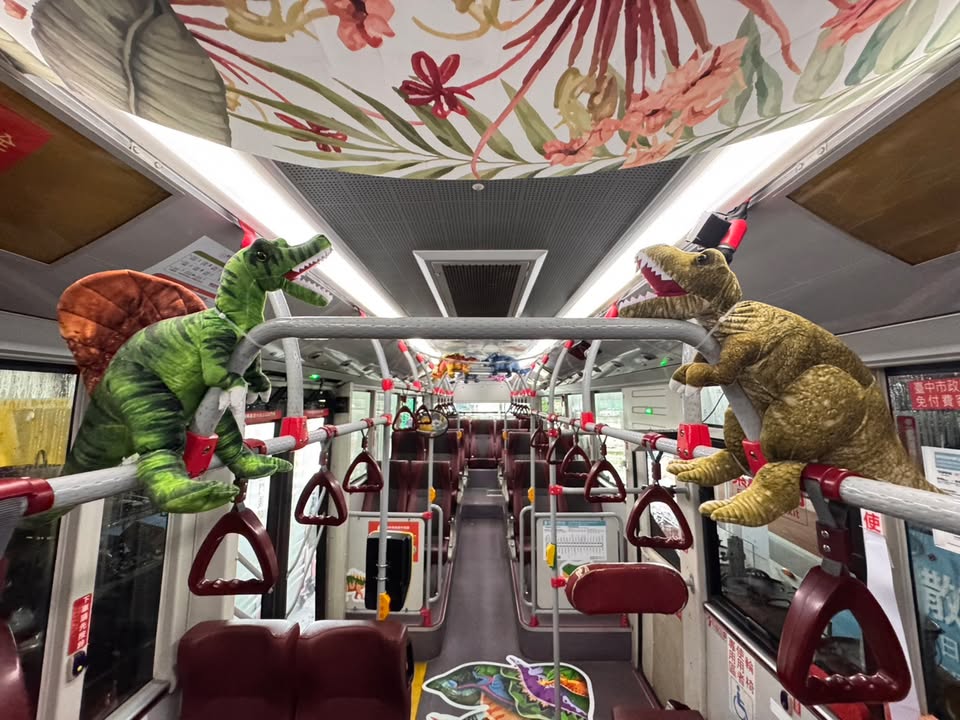 🚍 台中台灣好行11路全新內裝登場!搭車抽知名IP聯名悠遊卡✨