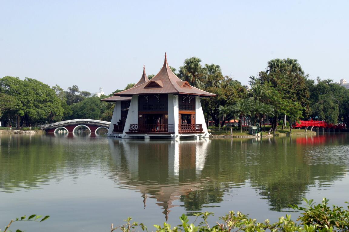 歐風洋式建築的湖心亭，建造於西元1908年(日治時期明治41年)，為慶祝縱貫鐵路全線通車典禮而建（圖片來源： 臺中市政府觀光旅遊局）