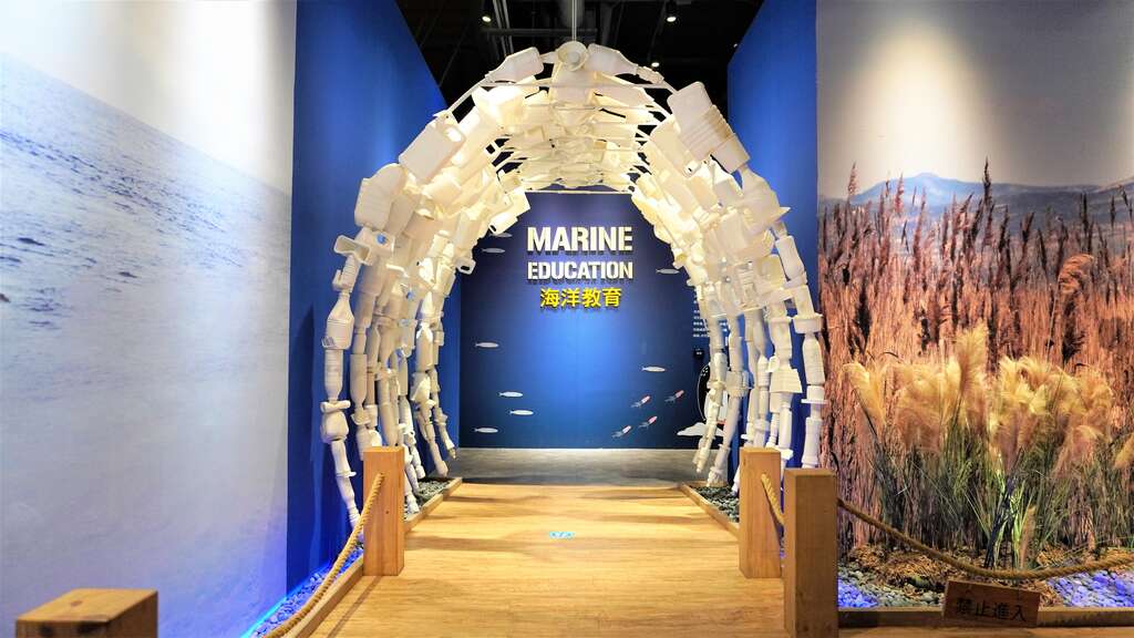 海廢製作的鯨魚骨造型拱門