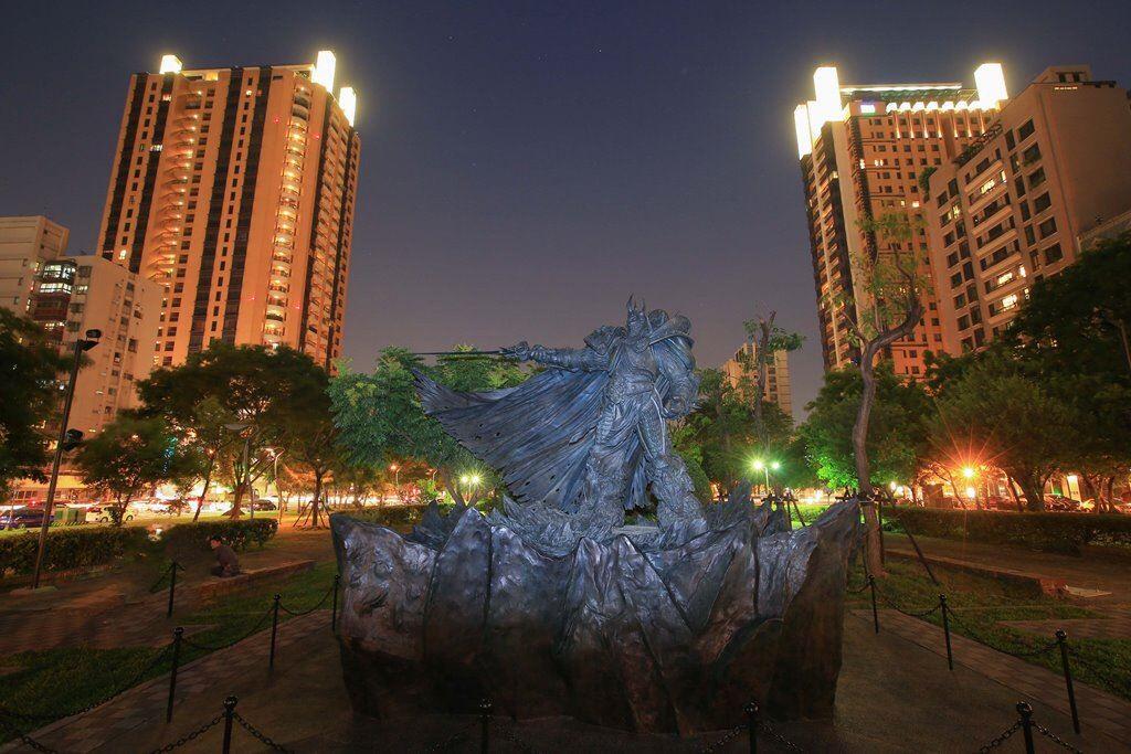 阿薩斯雕像-夜景