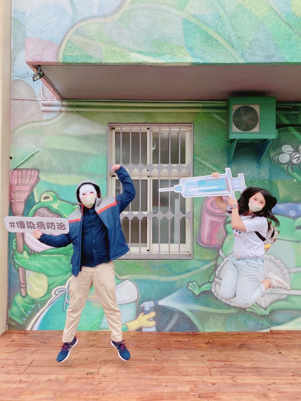 台中市神岡衛生所外牆以-幸福角落-為題的童話風格彩繪-隱喻婦幼-長照-防疫等衛生所機能