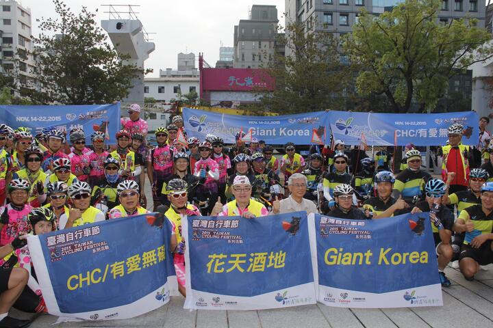 用雙手搖行台灣900公里 「有愛無礙」自行車隊今自市府出發