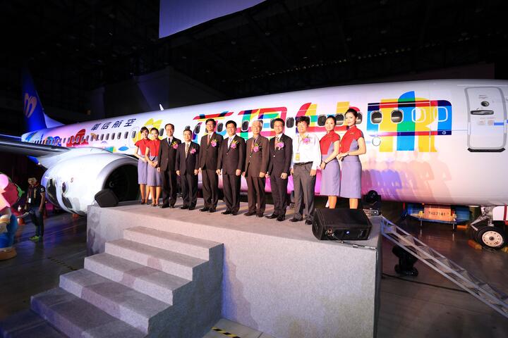 中市府攜手華信航空打造彩繪飛機 明日啟航宣傳世界花博