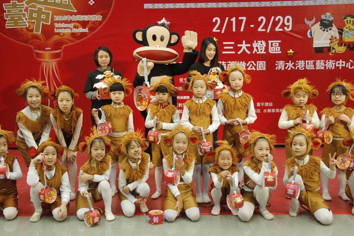 中臺灣元宵燈會台中三地登場 大嘴猴首次與亞洲城市合作-小朋友合照