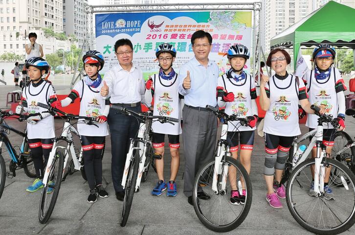 大手牵小手单车环台公益活动台中启程 林市长预祝旅程圆满成功-与单车朋友合影