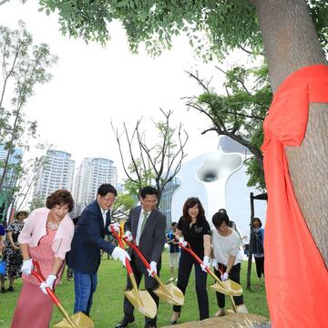 响应中市府8年百万棵植树计画 企业捐歌剧院台湾原生成树