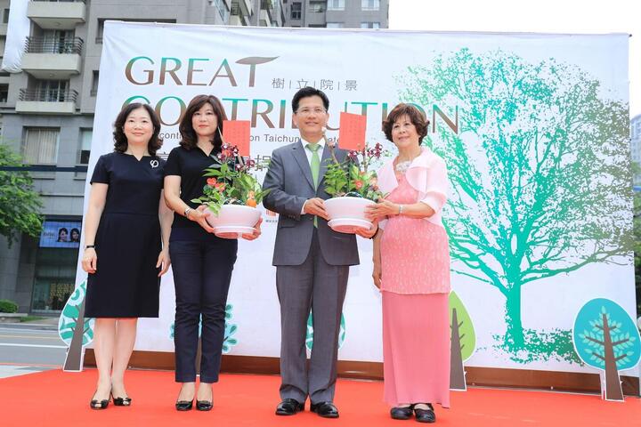 響應中市府8年百萬棵植樹計畫 企業捐歌劇院台灣原生成樹-市長與企業家合影