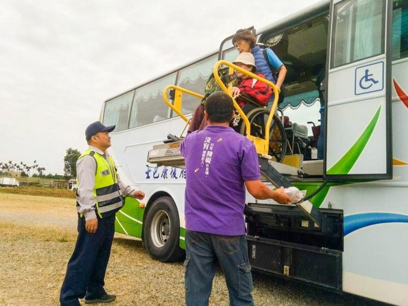 大型复康巴士到新社 身心障碍市民交通无碍赏花海