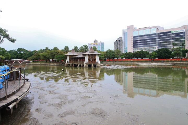 台中公园日月湖百年来首度大规模清淤整治 市民感动期待