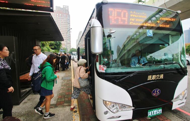 中市追求低碳運輸 電動公車數量全國第一