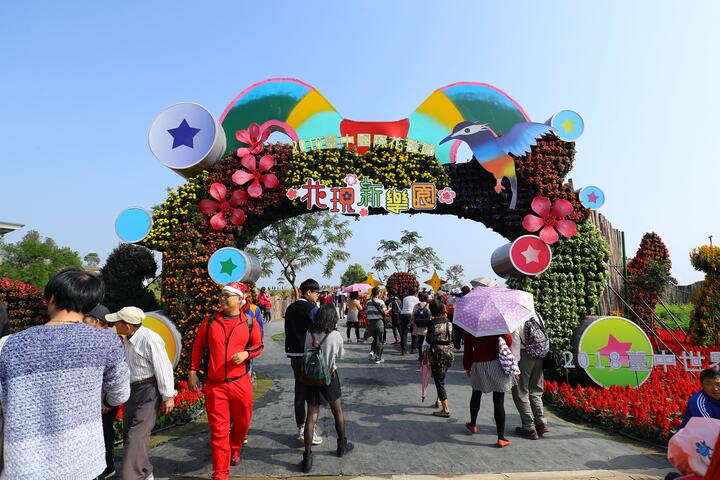 台中國際花毯節耶誕假期接駁人次逾15萬 輕鬆賞花不塞車