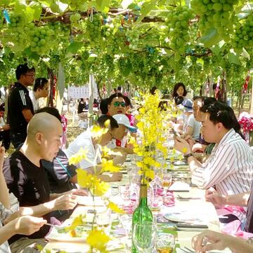港澳旅行社踩線團 驚艷台中葡萄樹下大地餐桌-眾人於葡萄樹下享用台中在地美食