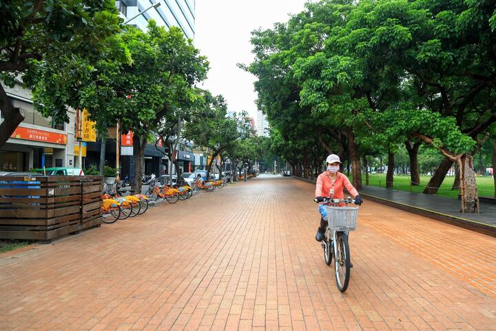 在綠園道騎乘自行車逐漸成為市民的生活習慣