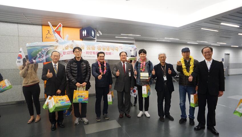 韓國德威航空昨日首航台中市，近200韓籍旅客到訪