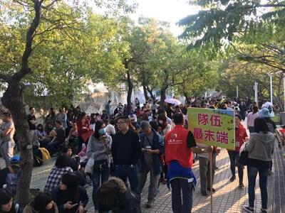 《人間條件》今晚台中登場 排隊人潮擠進圓滿劇場