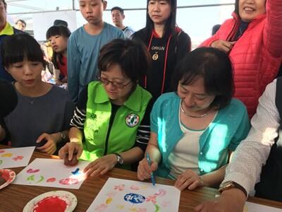 首屆潭子搖滾馬鈴薯活動登場 市長夫人下田挖馬鈴薯同樂