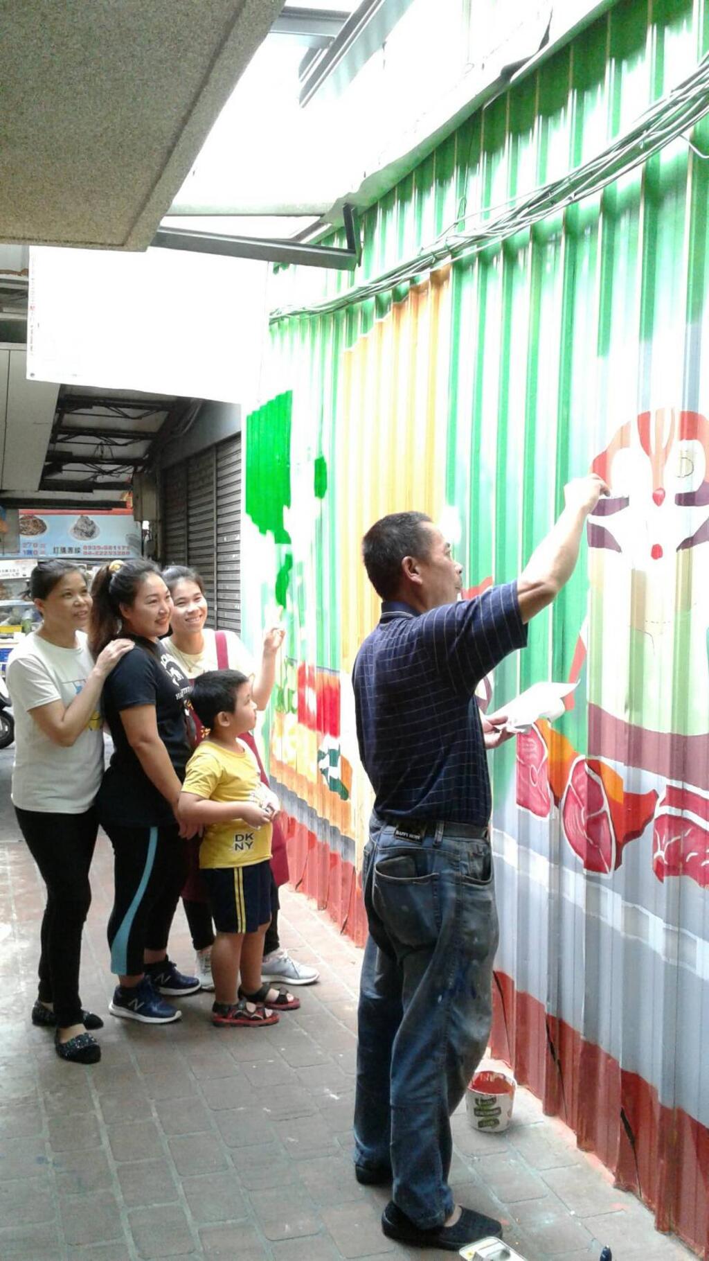 台中在地畫師彩繪第三市場巷道 花博吉祥物融入市場意象吸引人氣