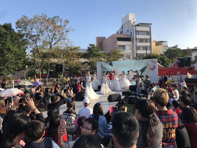 花博葫芦墩园区上演婚纱秀 洋溢浪漫幸福氛围