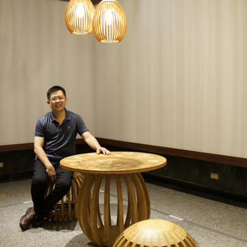 吳明錩的竹材美學應用在生活中-圖為蛋型桌椅及蛋形燈飾