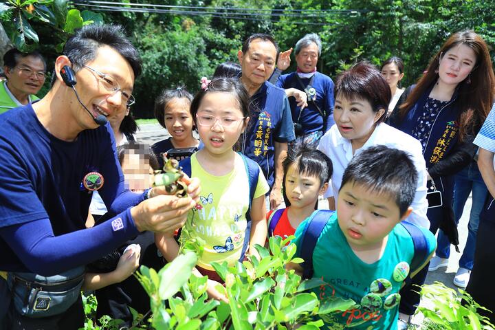 守護台灣紫斑蝶 盧市長鼓勵學童擔任環保小尖兵