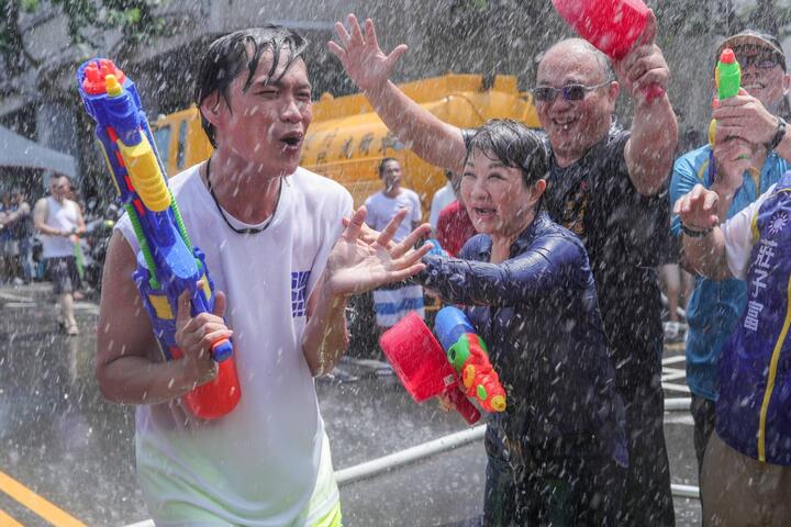台中市长卢秀燕献上首次湿身秀-携手食尚玩家主持人黄镫辉与民众大打水仗