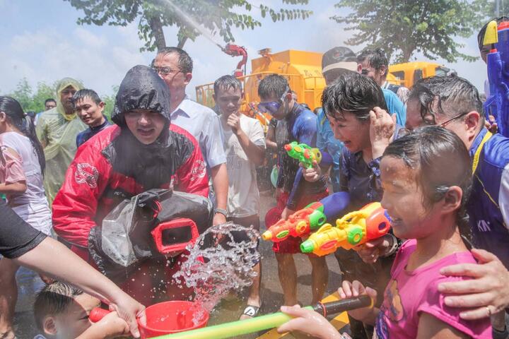 卢市长与民众互相给予热切的-祝福