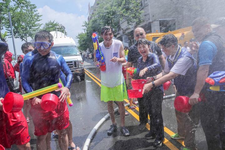 「全身湿透！」卢市长与民同乐大玩水仗 献上首次湿身秀