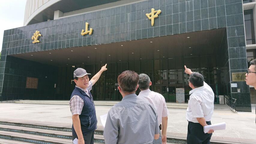 文化局长张大春-左1-指出经修缮後的中山堂将迎来下一个璀璨的30年