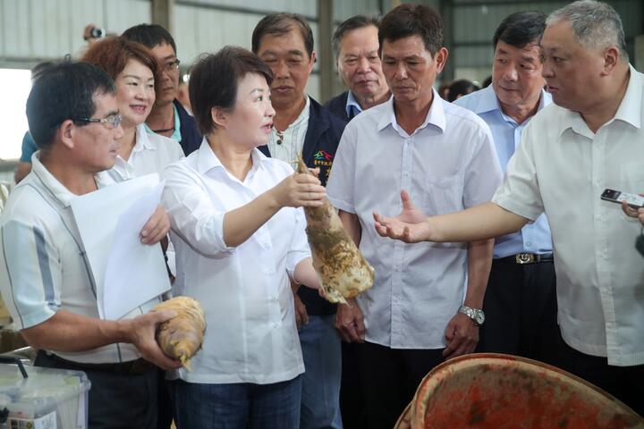 盧市長參訪竹筍共同運銷集貨市場-品嘗好滋味力推太平麻竹筍