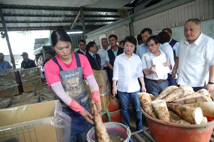 盧市長參訪地方筍農的交貨流程