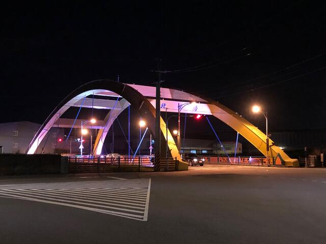 台中市政府建設局日前於北峰橋裝設6盞投射燈
