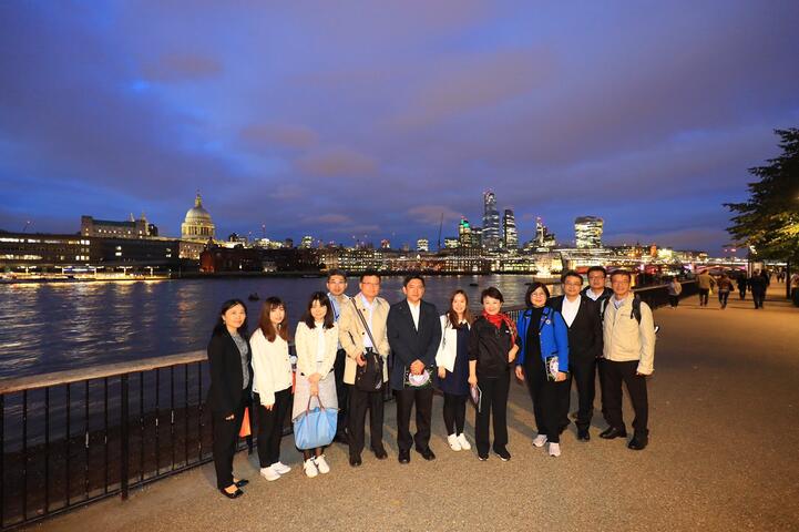 盧市長參訪泰晤士河畔節-由節目總監adrian-evans-lvo導覽解說-雙方就河畔活動進行探討與交流