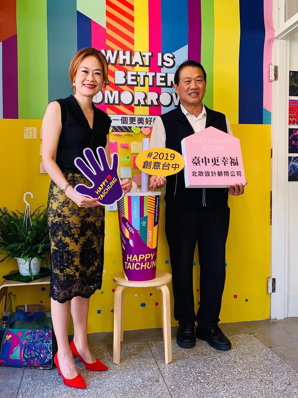 2019創意臺中-文化局長張大春偕同策展人北歐設計顧問公司廖佳玲總監到場關心民眾參觀情形