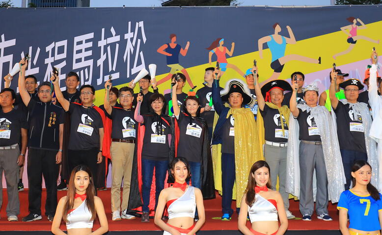 台中城市半程马拉松破万人参加-响应万圣节搞怪开跑
