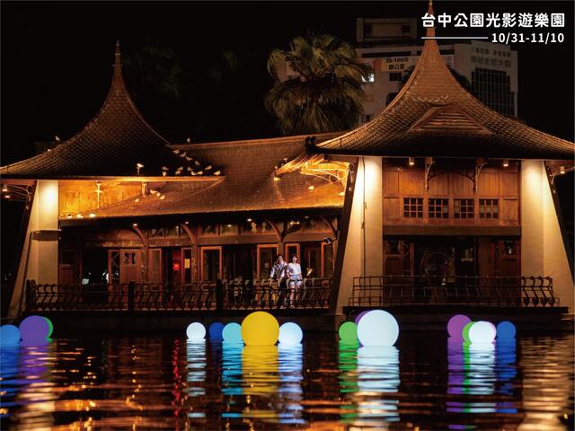 湖畔水燈