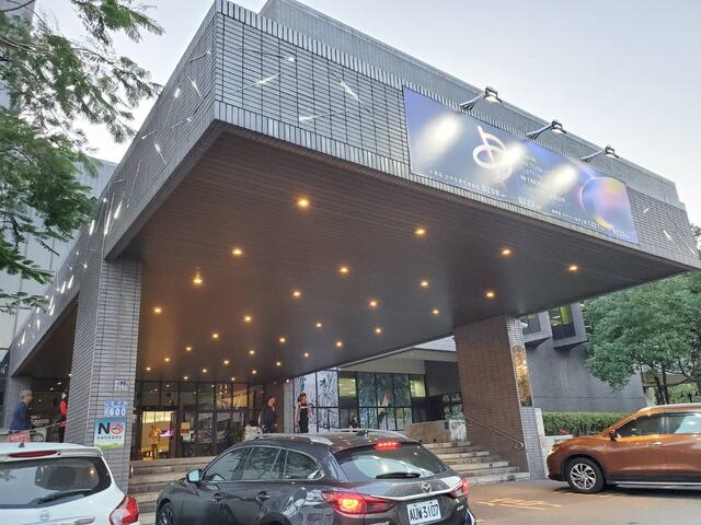 大墩文化中心为响应台湾灯会在台中-将入口重新改造