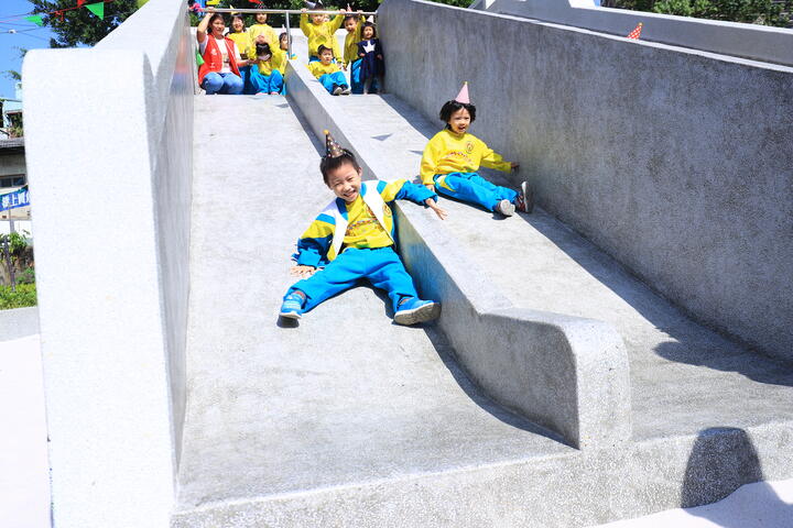 大里幼兒園的小小朋友們一起見證光榮公園啟用