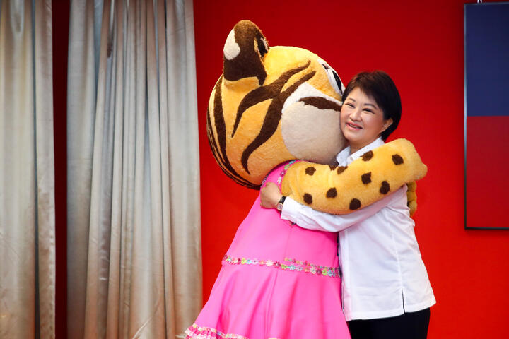 市长与乐虎拥抱