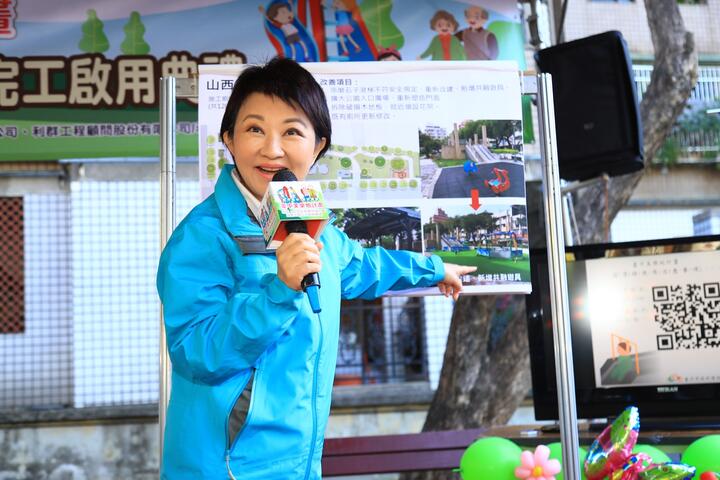 盧市長引導在場居民用簡報對照山西公園改善的前後差異