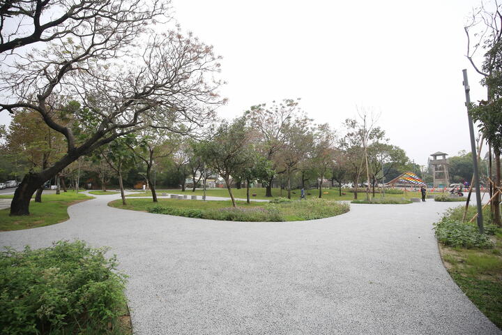 汝鎏公園配合地形設計流線園道路