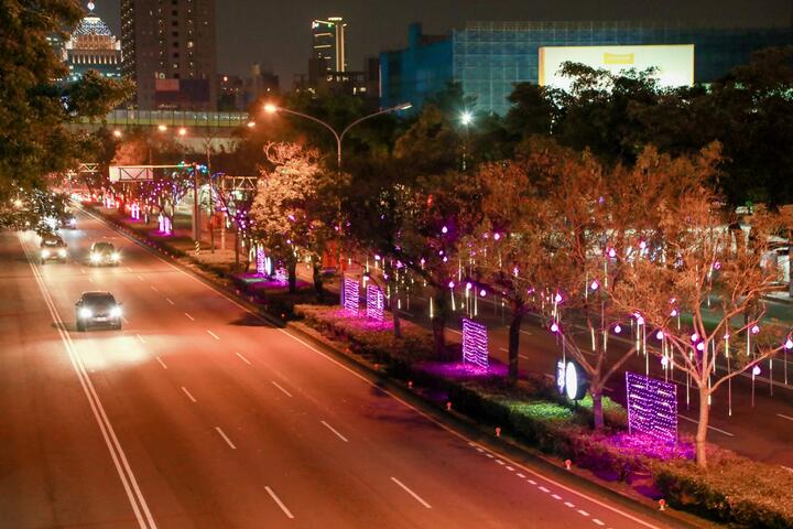 台灣大道夜晚街景-台中市都發局提供